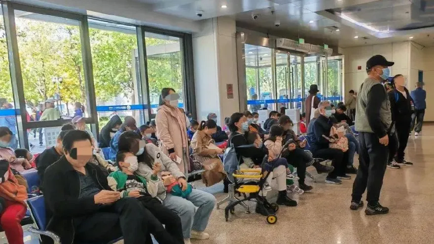 兒科擠滿上萬人！陸爆「黴漿菌＋流感」交叉肆虐　醫：恐燒至寒假