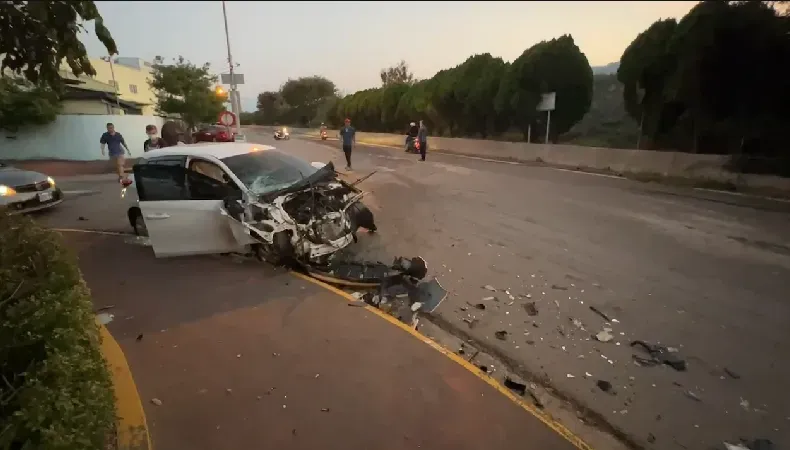 影/苗栗水泥車、小車路口對決！氣囊爆車頭毀　駕駛、乘客幸輕傷