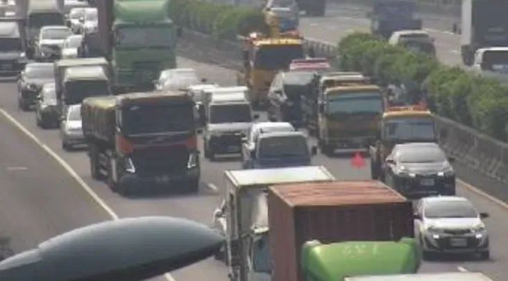 快訊/國1岡山段「4車連環撞」！傷亡不明　紫爆回堵5km