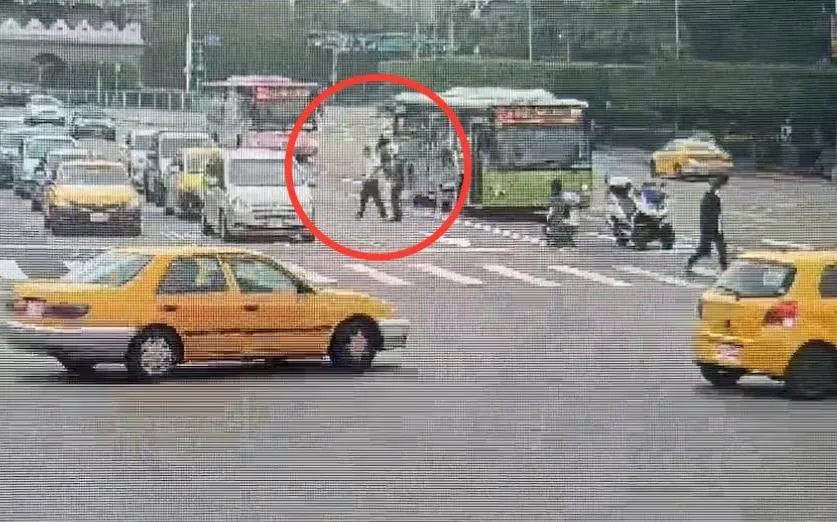 影/公車總統府前急煞停止不動　司機疑中風警協助送醫急救