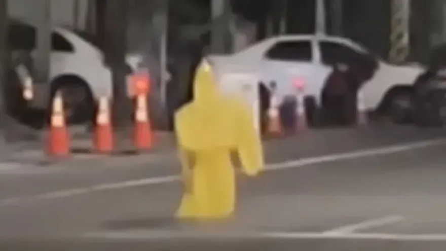 影/恐怖片！彰化溪州半夜「行走雨衣」過馬路　民俗專家：車禍亡靈未超渡
