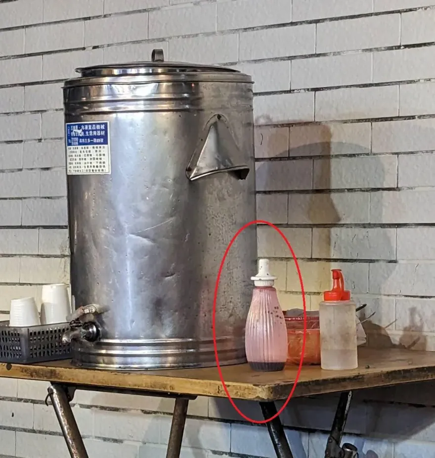 火鍋店醬料台出現「女性生理灌洗器」　她吃到一半錯愕：老闆確定要這樣？