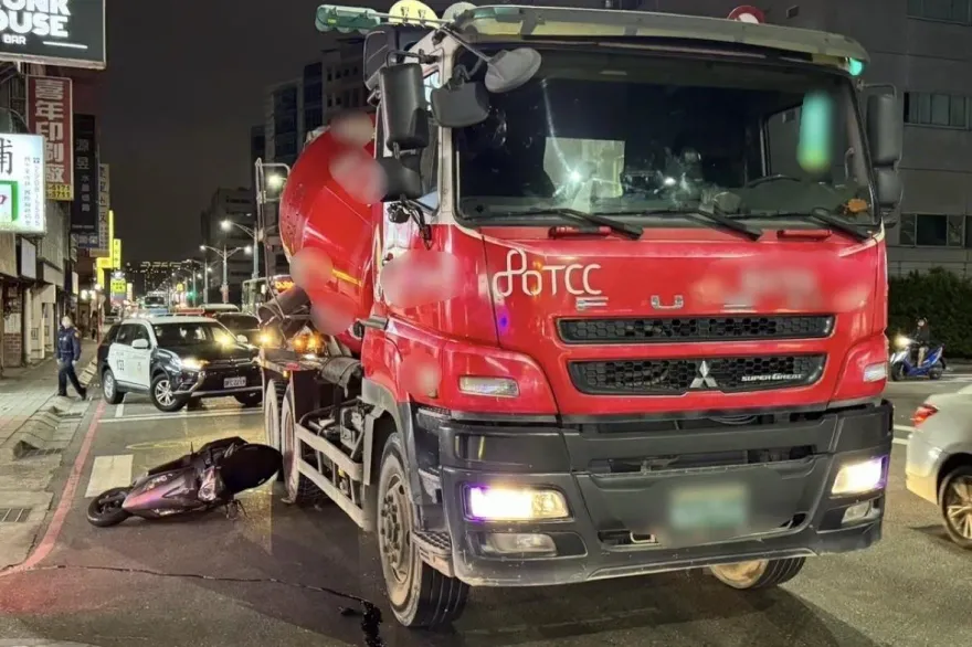 快訊/新北新莊水泥預拌車擦撞機車　輔大2女大生慘摔車旁幸僅擦傷