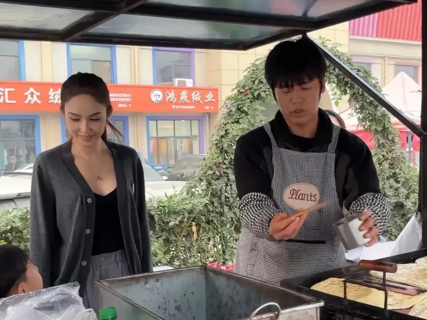 山寨周杰倫賣餅「昆凌」也來了！超甜互動曝光　網全看傻眼