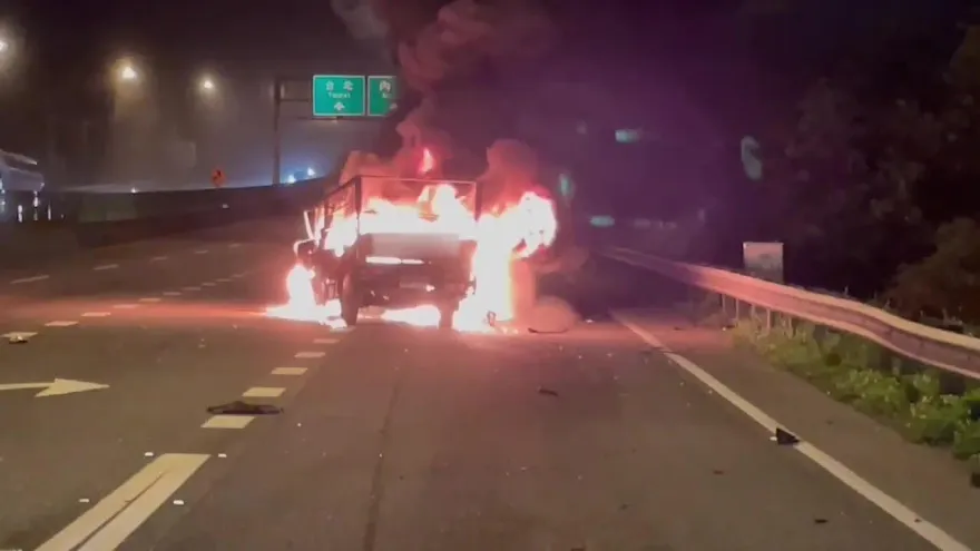 快訊/國1汐止段凌晨火燒車！小貨車追撞油罐車　駕駛逃生不及成焦屍