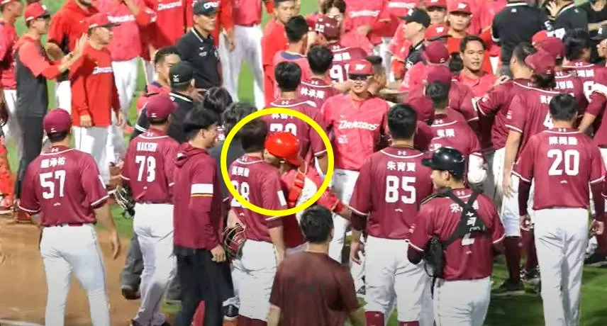 中職台灣大賽/龍猿一家親！板凳清空飄粉紅泡泡　蔣少宏偷吻張閔勛嚇到