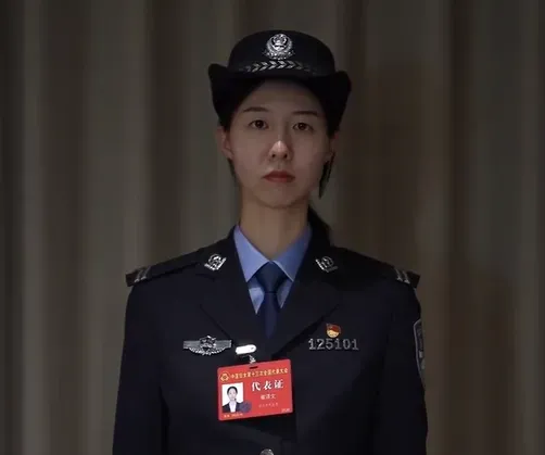 影/4年前捨身護同學「挨歹徒8刀」　女大生成為警察持續「守護人民」