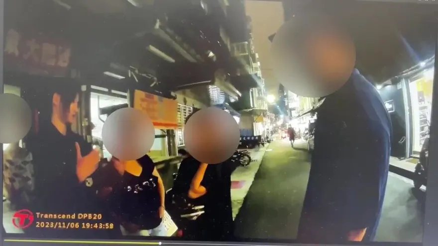 影/嚇！通化夜市買晚餐慘遭鐵窗砸中　她：每天都怕有東西掉下來