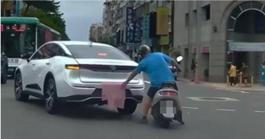 影/「怪盜阿伯」追轎車秒抽遮住車牌毛巾　知情網友曝真相