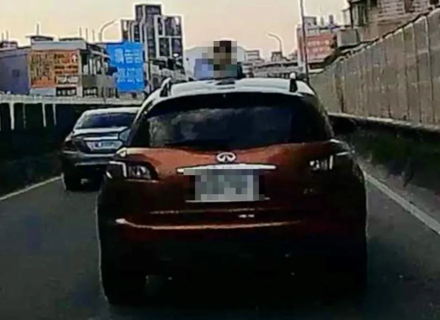 影/橋上行駛轎車天窗冒出小孩　警：已違規但無法舉發