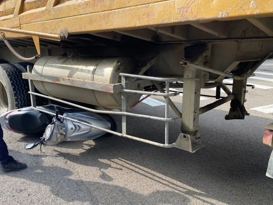 影/奇蹟！聯結車右轉「騎士連人帶車卡車底」僅輕傷　驚險逃生畫面曝