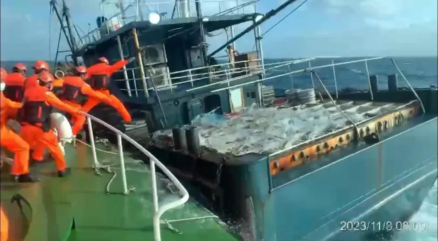 影/澎湖海巡強勢執法！逮陸籍運補船連同8船員押返馬公港留置