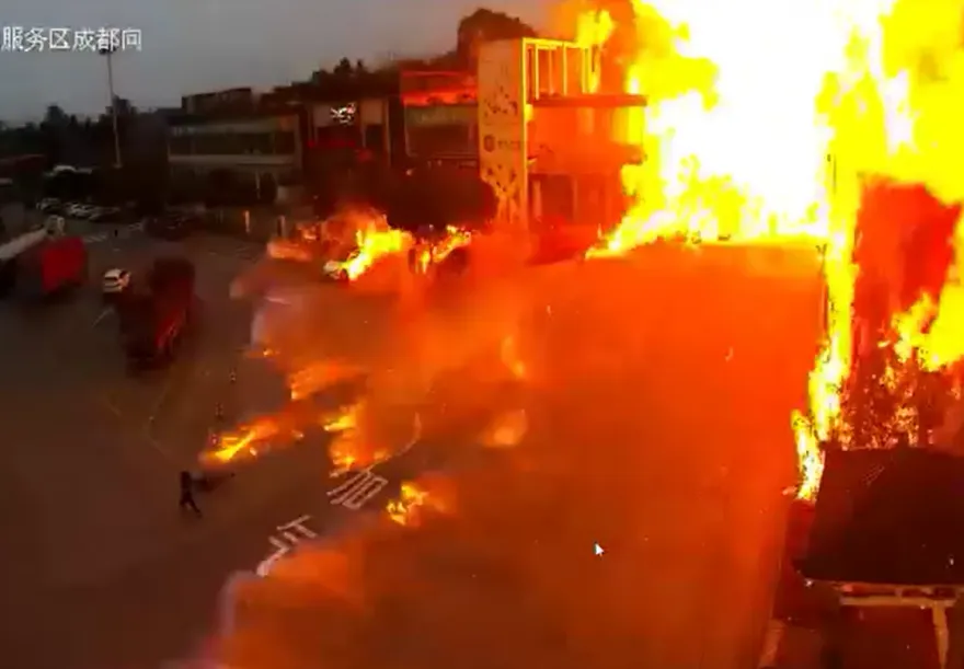 四川雅安油罐車大爆炸！高速公路休息區成火海煉獄「2死2送醫」