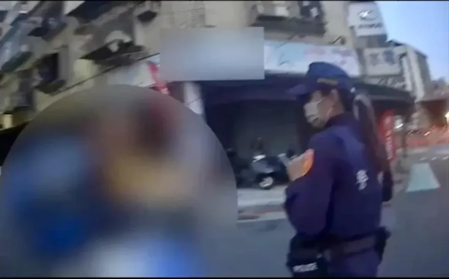 影/騎士遺留背包警幫忙找失主　意外查獲他是詐欺通緝犯