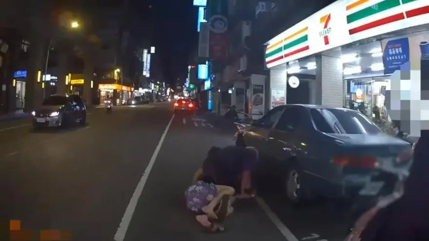 影/敢帶壞我兒子！新北慈父持刀追砍教訓2人、遭送辦