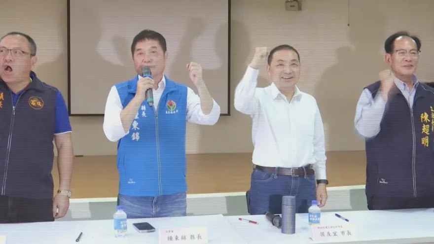 藍白不合也要走出自己的路！超狂縣長當面送侯友宜這8個字