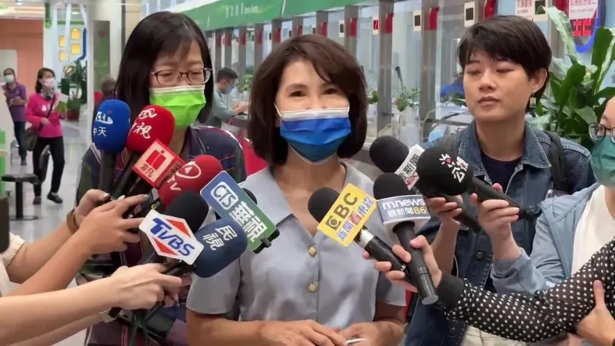影/婦拿138萬點完少10萬「被行員踢到桌下」　高雄郵局：她才剛放完「育嬰假」