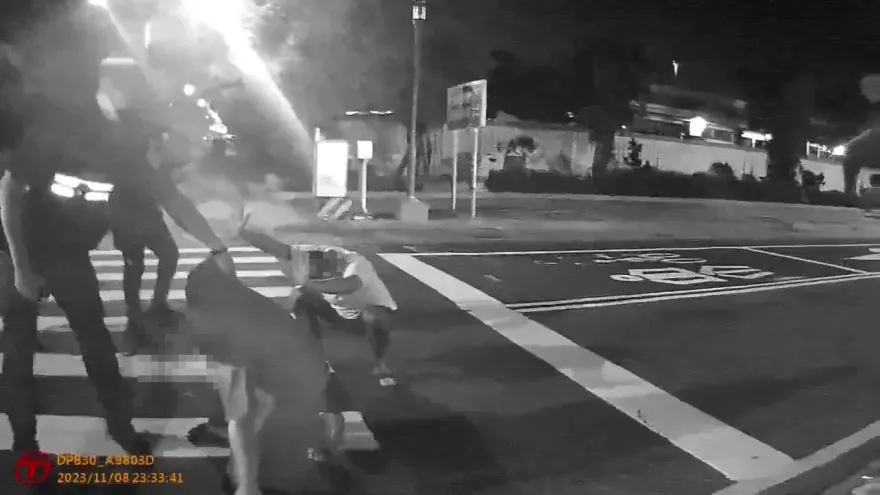 靈堂祭拜引衝突！3人大街棍棒狠鬥　警到場立刻深蹲手舉高投降