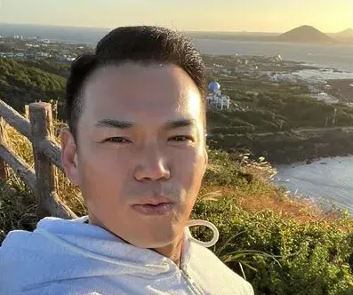 42歲男歌手驚爆罹「腎臟癌」！切除4cm腫瘤　消失數月嚇爆粉絲