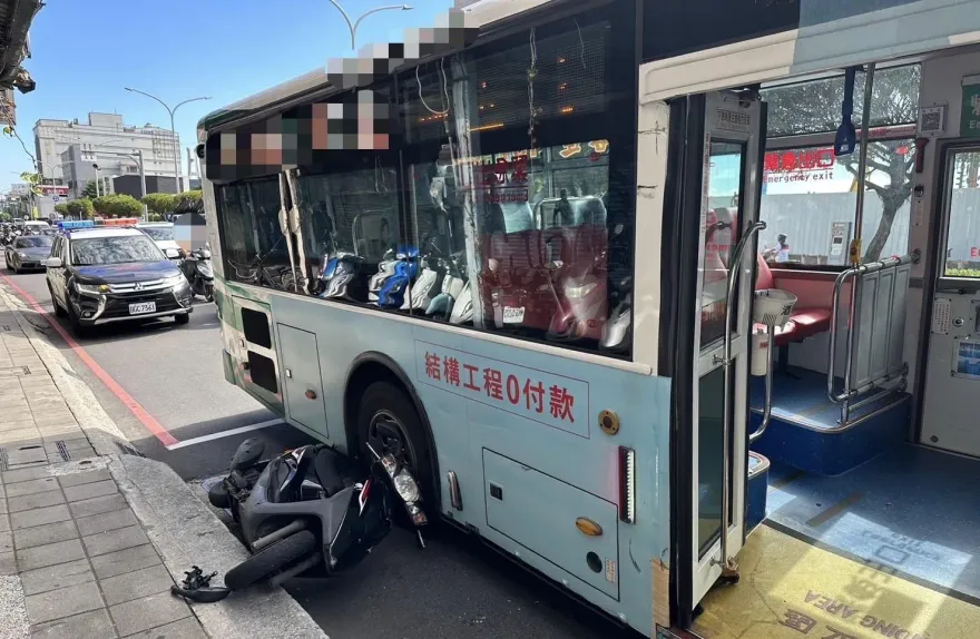 新北三重公車停靠擦撞機車　騎士倒車輪旁幸運無傷