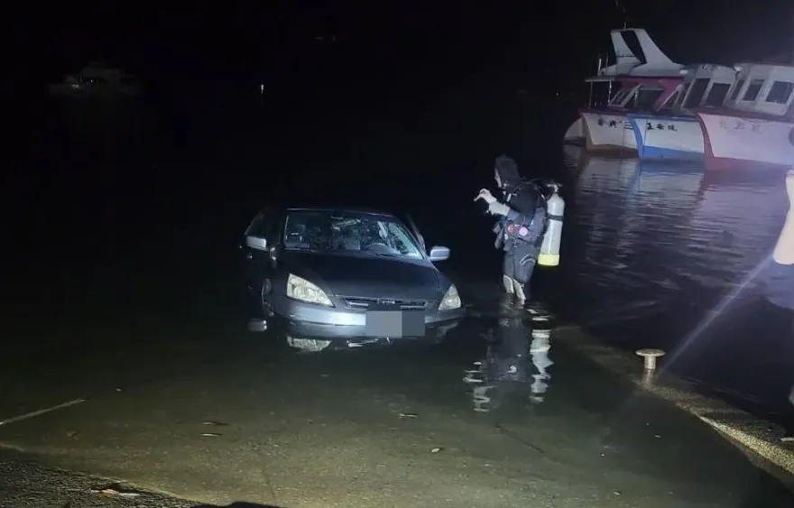 影/導航帶錯路！要去教會卻開進石門水庫　駕駛發現車進水驚逃