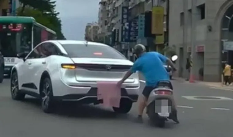 「怪盜阿伯」追轎車秒抽遮車牌毛巾　轄區警方說話了