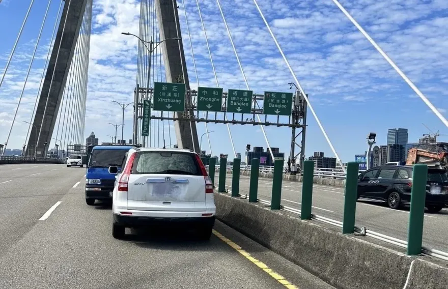 影/瞎！三重休旅車駕駛自稱誤信導航　逆向上匝道對撞小貨車