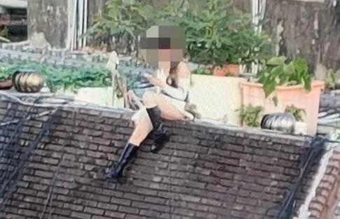 林森北路12層大樓驚見長腿馬靴妹「獨坐樓頂女兒牆」 她說：來看風景