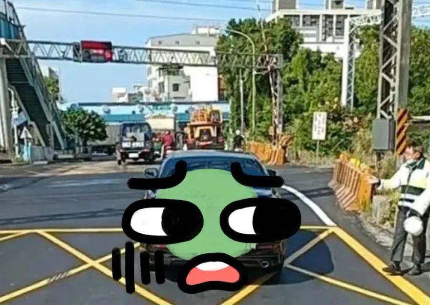 影/諷刺！「車禍調解理賠諮詢」竟闖平交道　網轟「再靠近一點離閻王不遠」