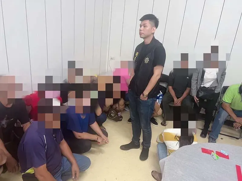 影/「推筒子」聚賭！苗栗警兵分多路闖樹林　成功包抄逮31人