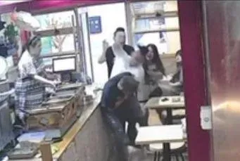 影/前AV男優開咖哩飯餐廳　竟慘遭女員工烙人痛毆...他帶傷出面還原現場