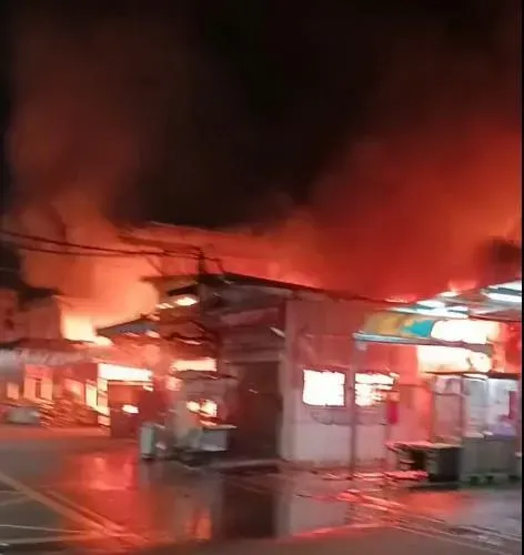 影/台中東興市場深夜大火　婦人一度受困...正義哥衝火場拖出