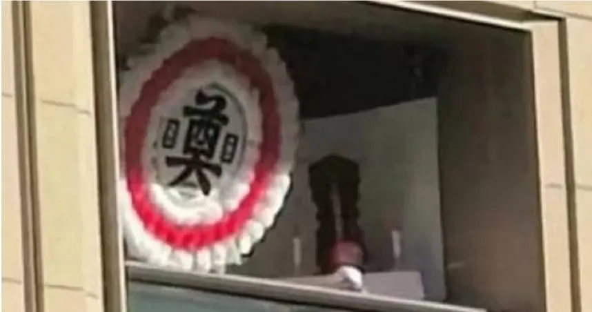 不滿樓下超市噪音！他竟潑油潑糞　陽台擺「巨大花圈」靈牌抗議