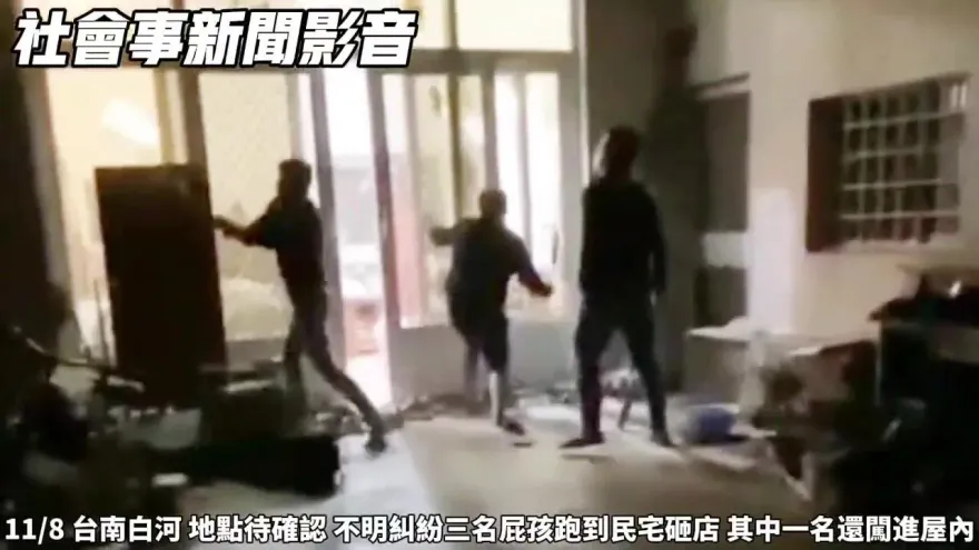 影/「有禮貌球棒隊」砸民宅先脫鞋！疑毒品糾紛警逮10人送辦　網：先禮後兵？
