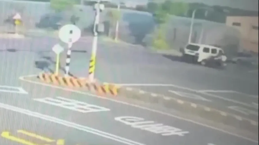 影/撞擊瞬間曝光！嘉義汽、機車禍　騎士腿部爆開骨折送醫