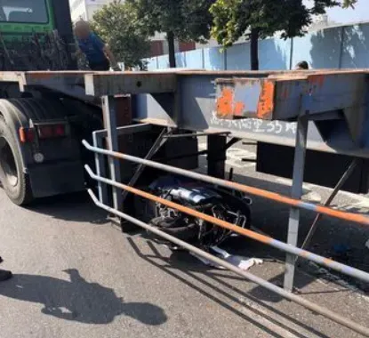 快訊/內輪差釀禍！高雄聯結車迴轉擦撞機車　騎士跳車驚險自救