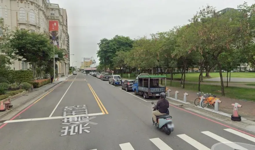 台中短裙妹違停還開車門！「三角洲」隱約展現　網樂：停路中都沒錯