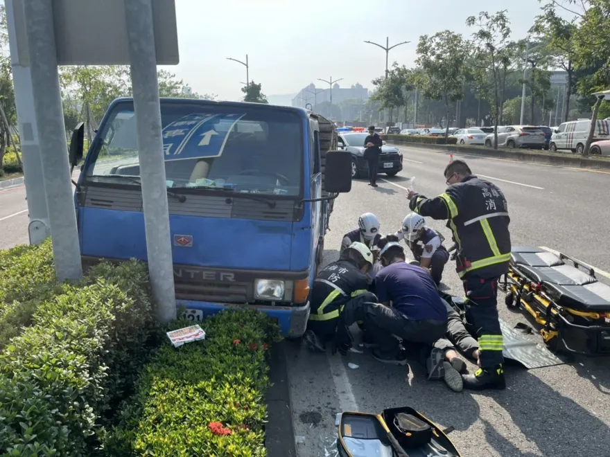 快訊/高雄左營死亡車禍！小貨車突撞中央分隔島　駕駛不治疑「撞車前已昏迷」