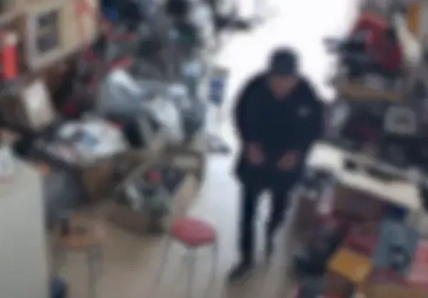 好心借廁所老人「把尿倒菜籃」　店主怒拍凳：太缺德了！