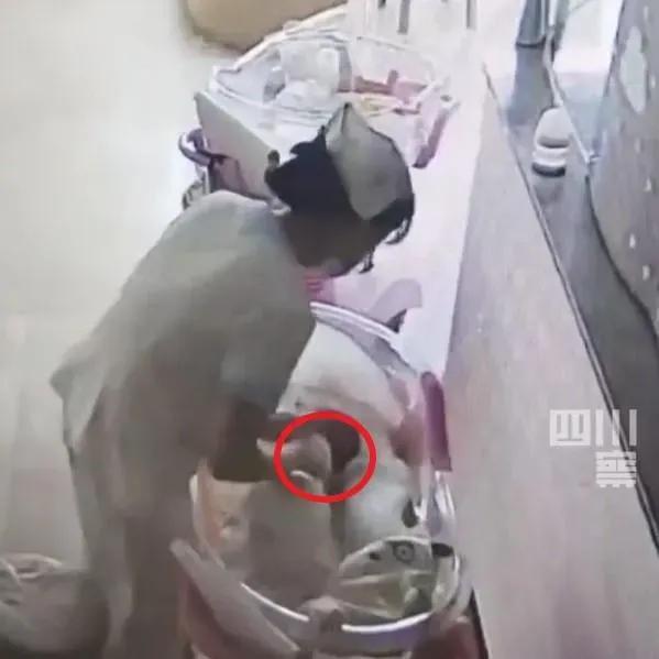 影/夭壽！月子中心護理師把嫩嬰打到「腦出血」　下跪求饒畫面曝光