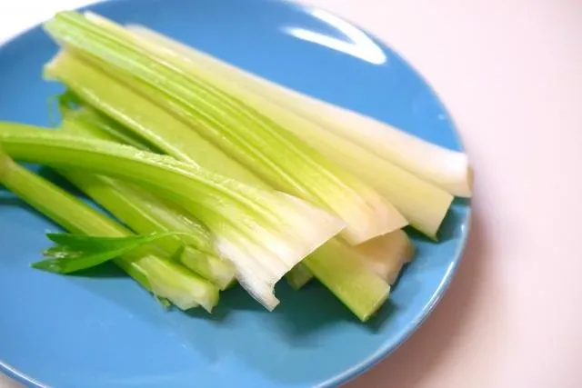 「芹菜」富含纖維又能降血壓！醫：對「減重」非常有幫助