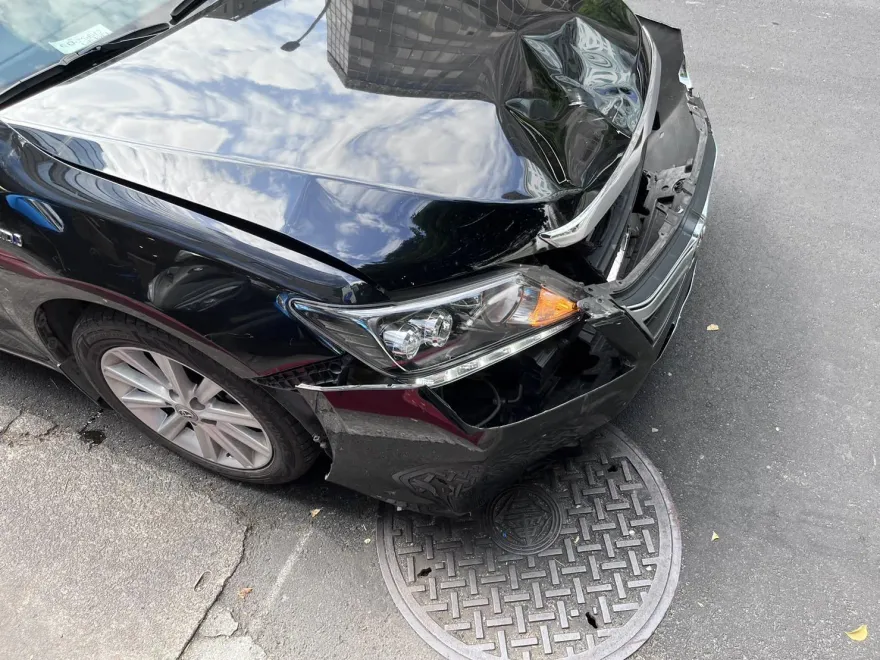 影/趕時間？北市機車男不遵守號誌撞毀轎車車頭　慘摔送醫