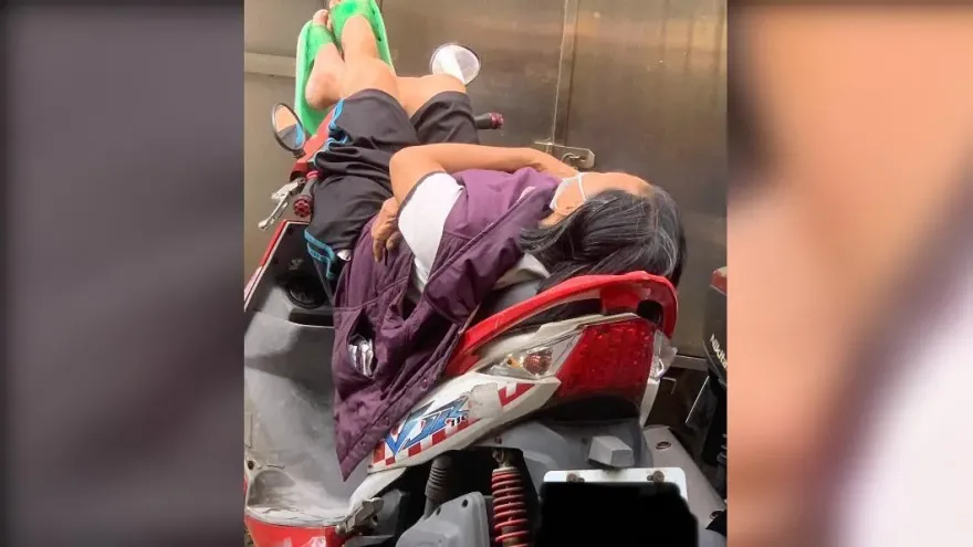 武林高手藏永和！機車遭大媽「翹脚睡覺」佔據　她超崩潰