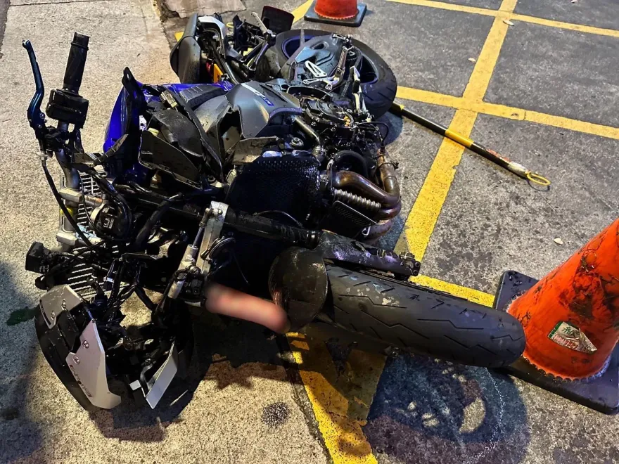 影/禮讓救護車結果自己也被救護！紅牌重機男慘遭撞「空翻3圈」3人送醫