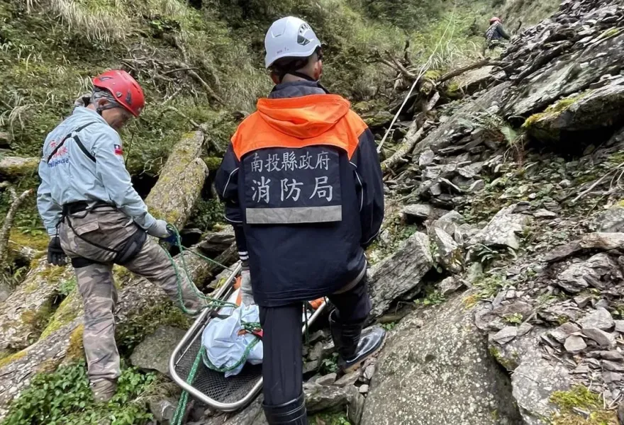 影/開心健行淪悲劇一齣！老翁失足跌落200m深山谷　救援隊急出動仍回天乏術