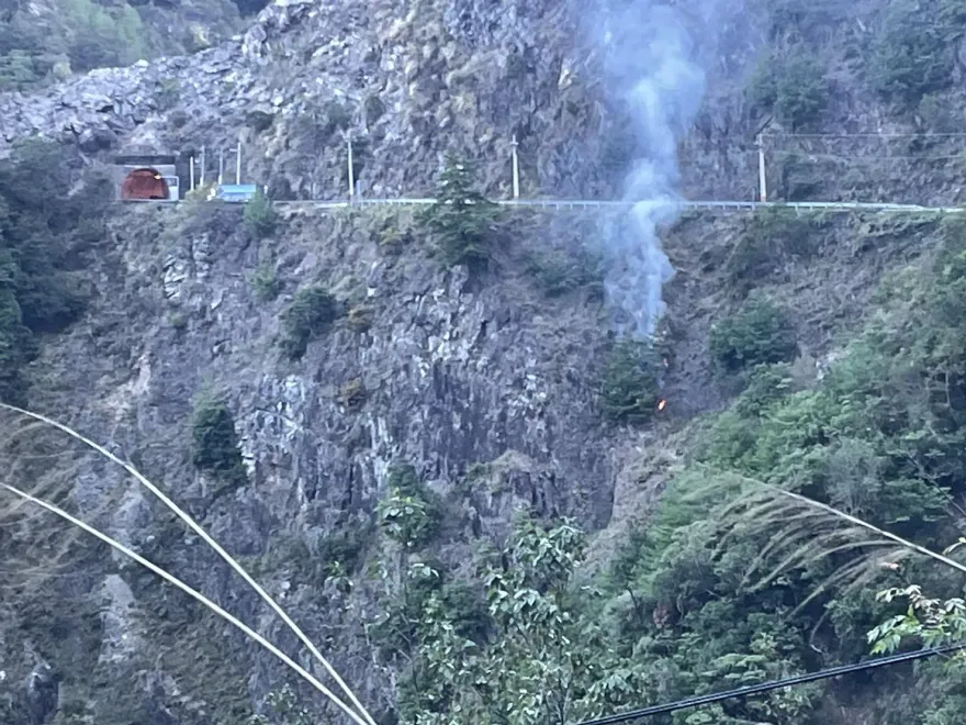影/看監視器一驚...中橫便道懸崖莫名「突起火竄白煙」　消防緊急出動
