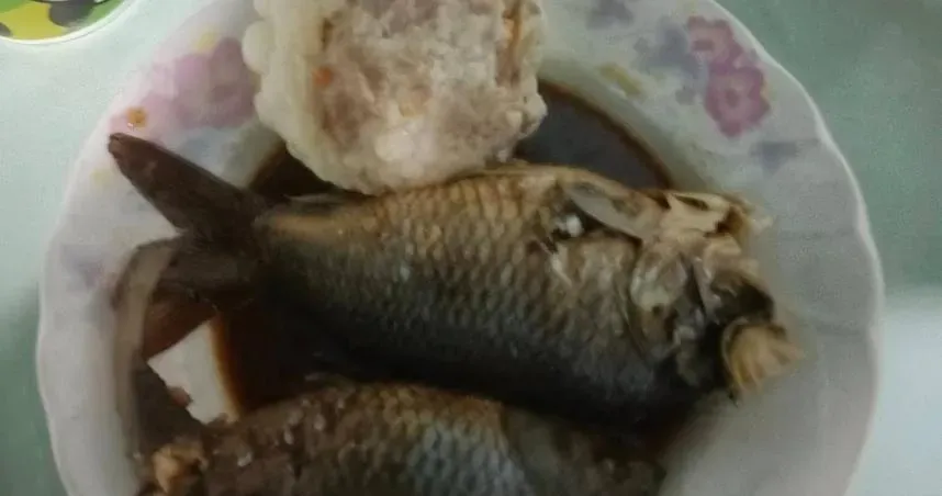 他吃2條「蔥燒鯽魚」...給500等找錢　未料竟不夠網笑「月球買來的？」