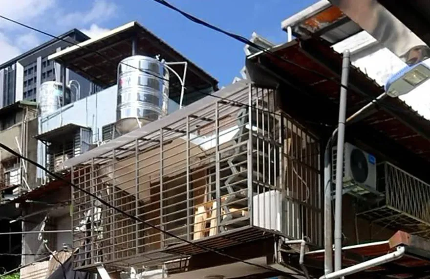 爆料找中天/水壓不夠不准裝水塔！屋主控「老房子自生自滅」　建管處：問題出在違建