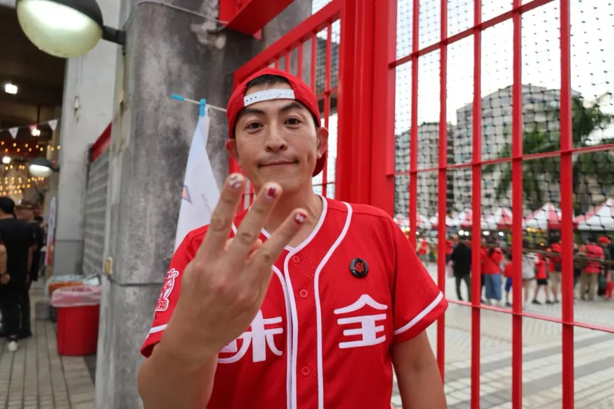 中職台灣大賽/資深龍迷趙駿亞到場力挺！霸氣喊話：今天一定會拿下勝利