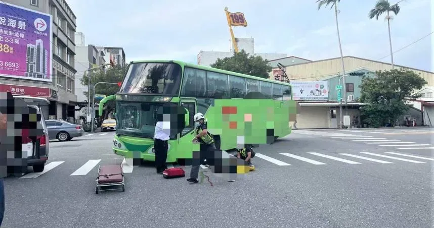 花蓮遊覽車轉彎撞9旬老翁！疑因視線死角險奪命